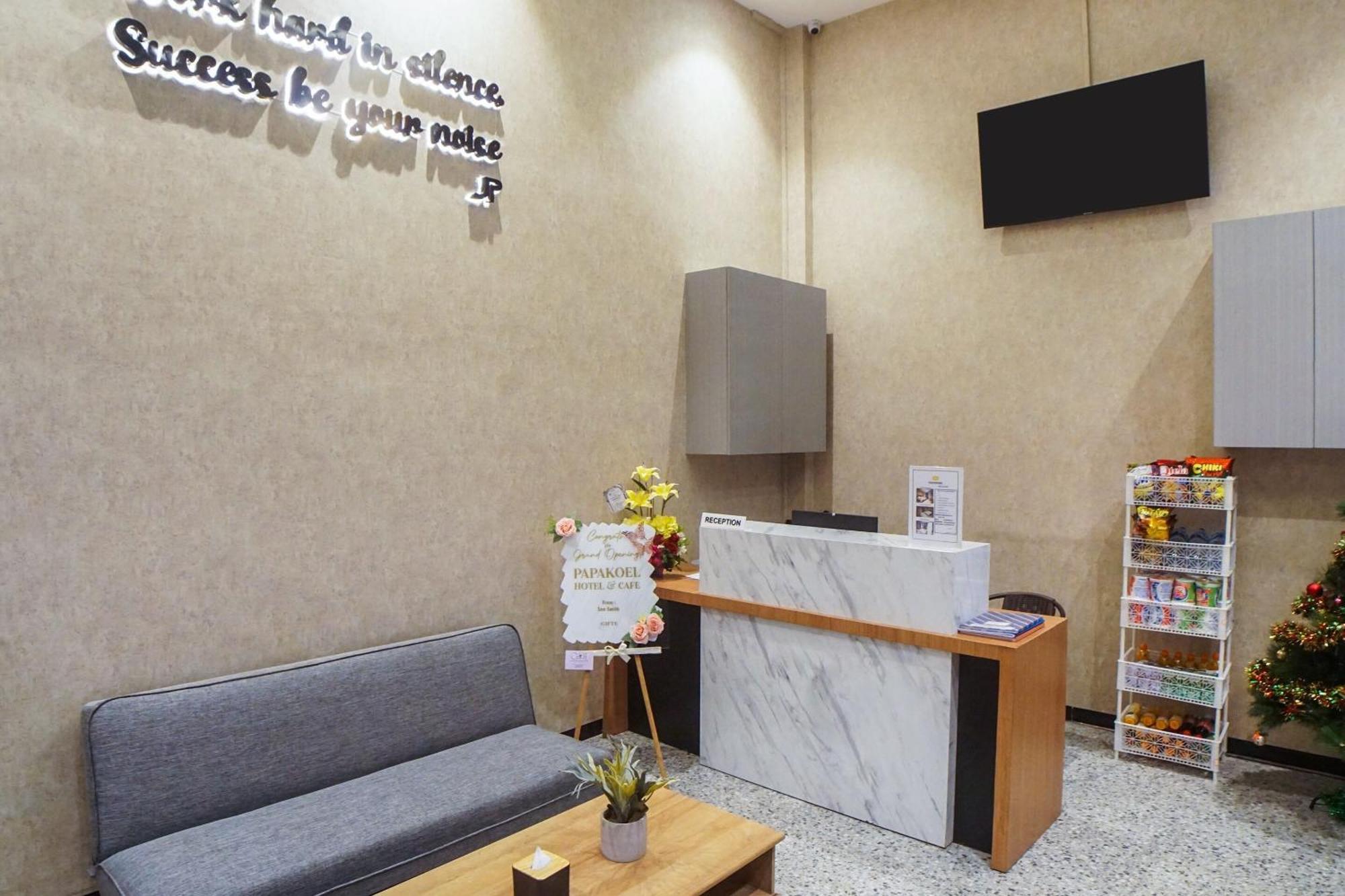Super Oyo Capital O 92066 Papakoel Hotel & Cafe Medan Exterior photo